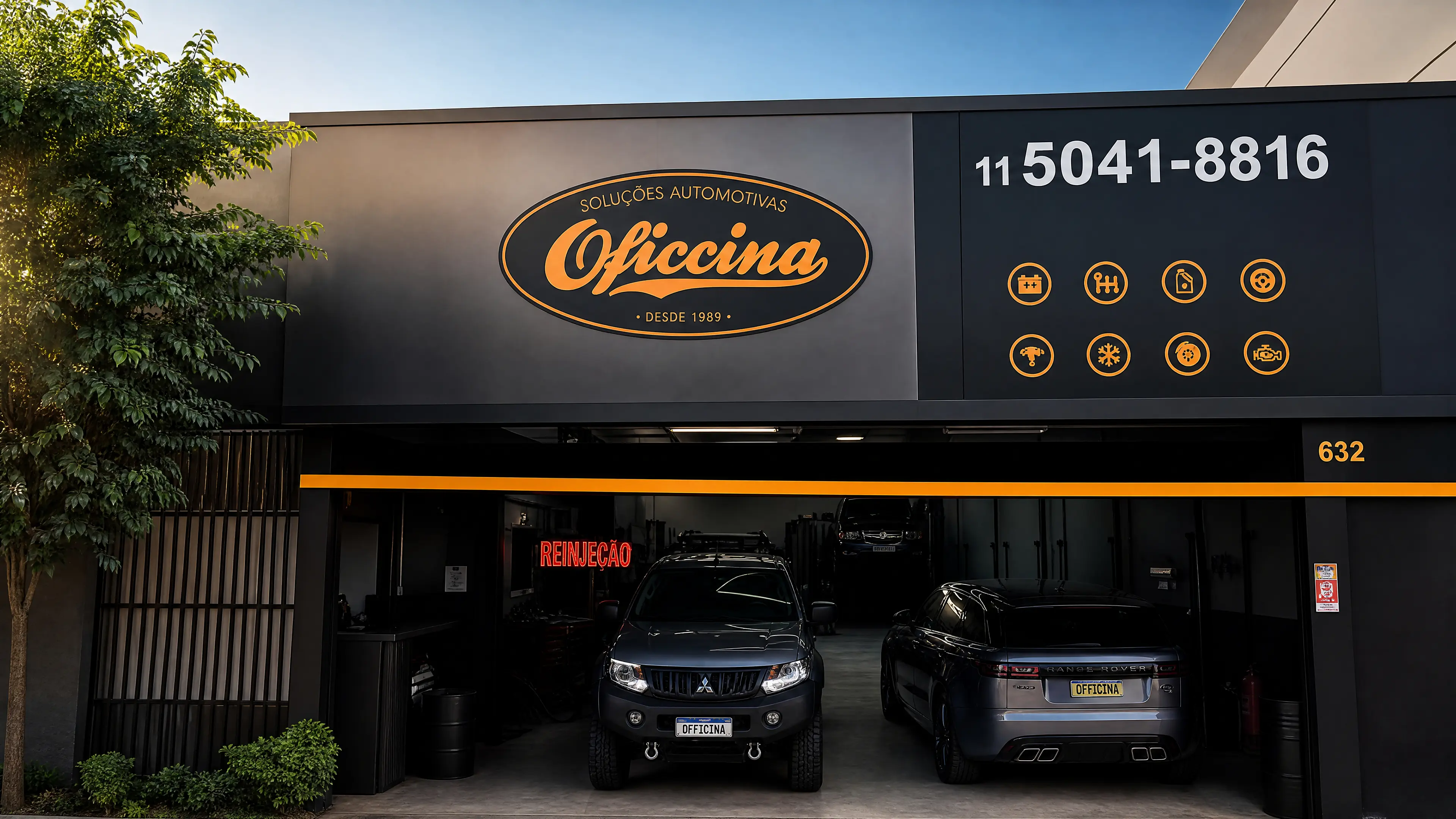 Fachada da Oficcina Soluções Automotivas, com carros de clientes na garagem